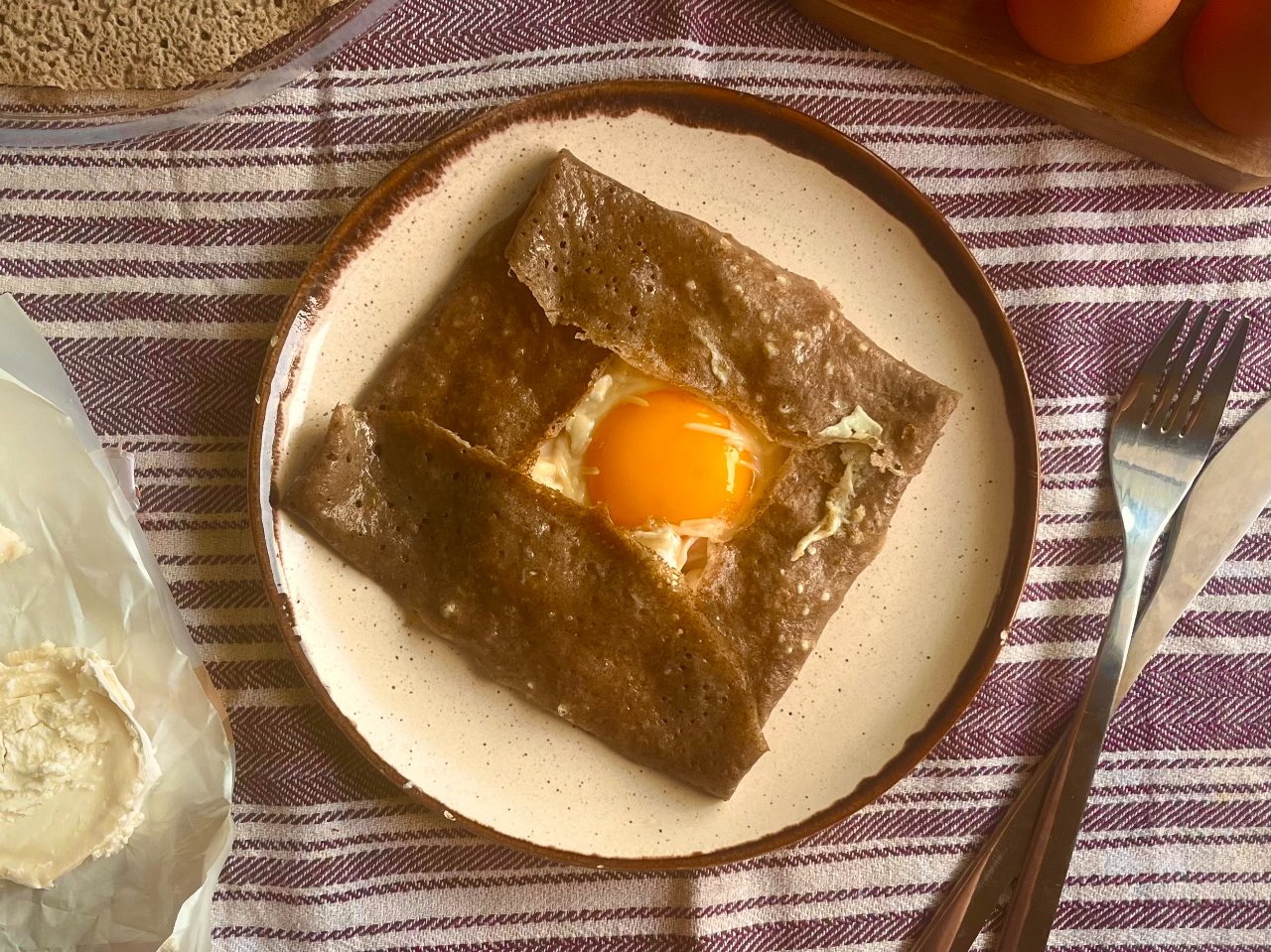 Galette bretonne au blanc de dinde, fromage et oeuf