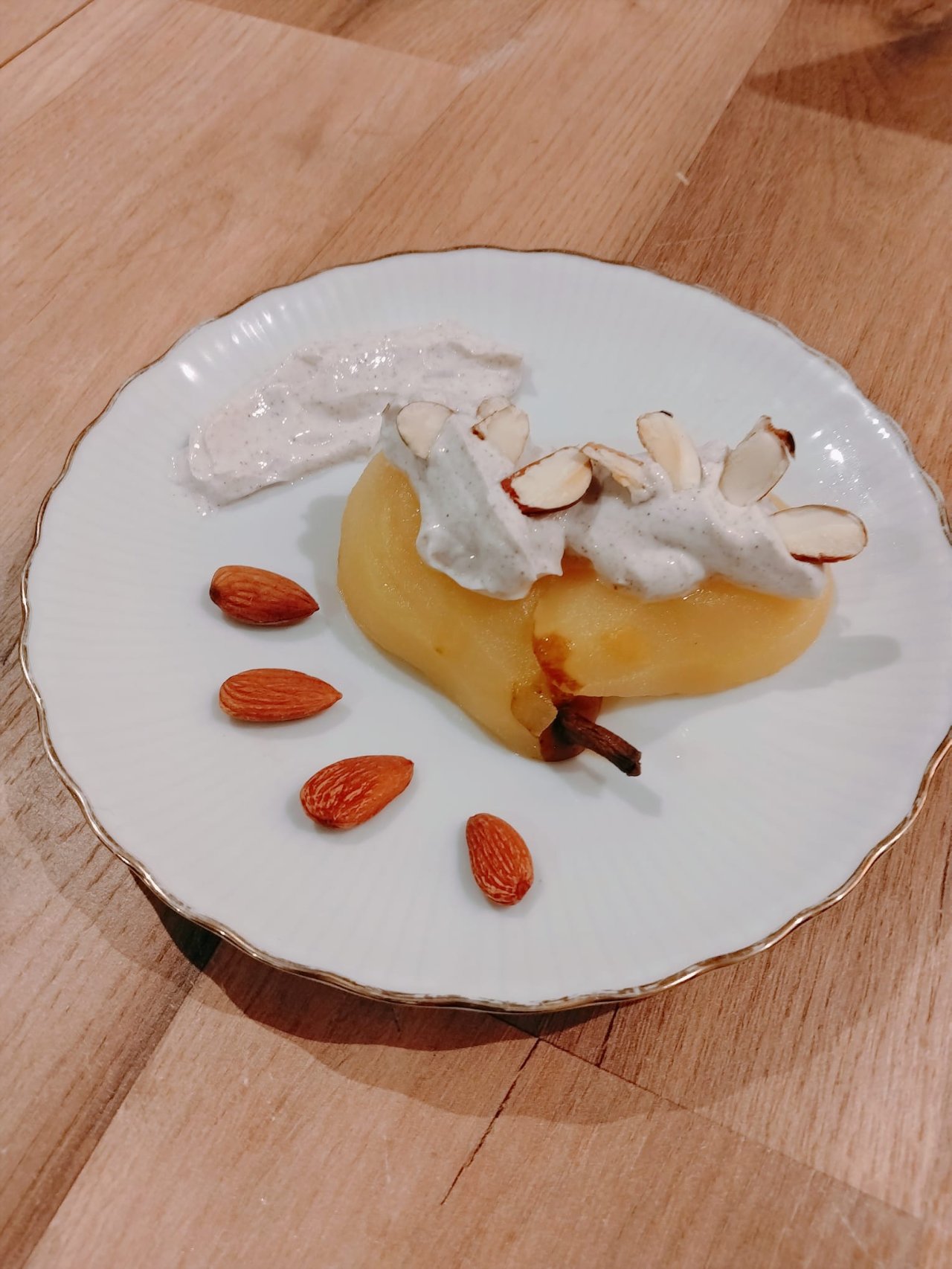 Poires pochées froides au citron, vanille & crème de skyr