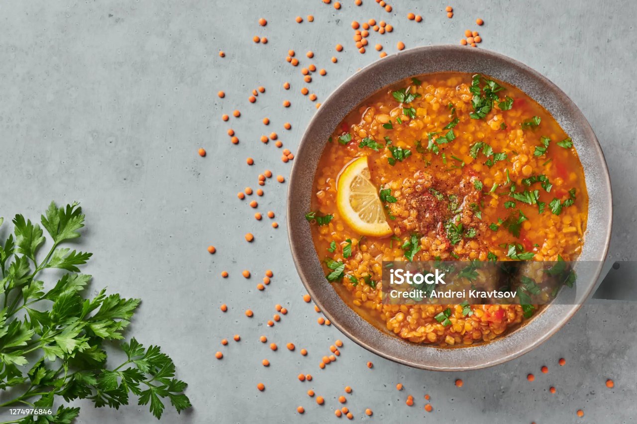 Dahl crémeux de lentilles corail, épinards & œuf mollet