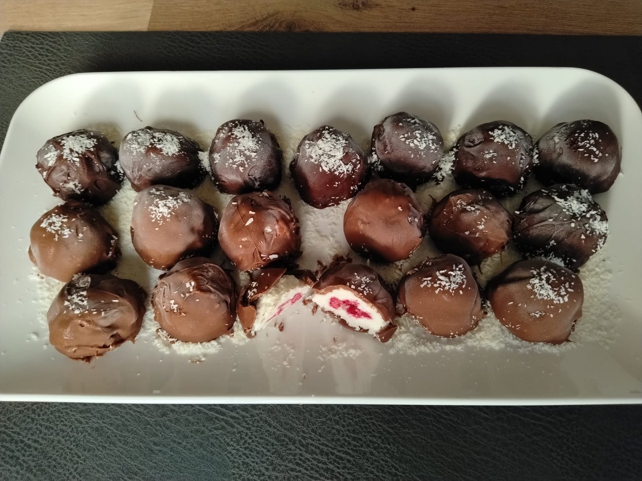 Bouchées glacées coco-framboise et chocolat